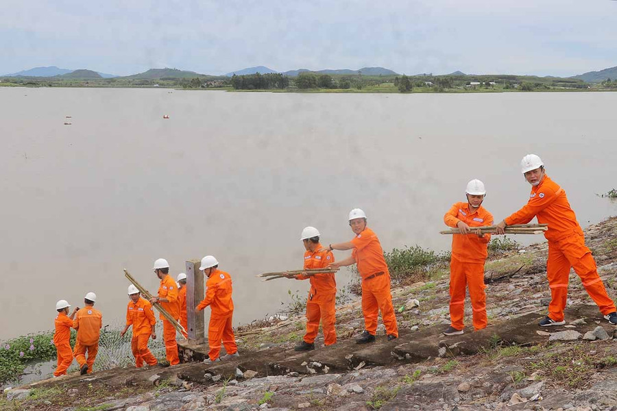 Staff of An Khê-Ka Nak Hydropower Company conduct a drill to prevent localized landslides on the upstream left bank of the An Khê dam. Photo: Ngọc Minh Công ty Thủy điện An Khê - Ka Nak chủ động diễn tập phòng chống sạt lở thân đập cục bộ mái đập thượng lưu bờ trái đập dâng An Khê. Ảnh: Ngọc Minh