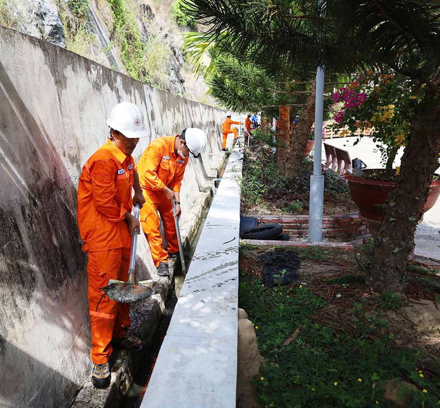 An Khê-Ka Nak Hydropower Company prioritizes safe, efficient power generation in tandem with environmental protection and sustainable ecosystem preservation. Photo: Hồng Nhung Công ty Thủy điện An Khê - Ka Nak chú trọng kết hợp sản xuất điện an toàn, hiệu quả gắn với BVMT và gìn giữ hệ sinh thái bền vững.