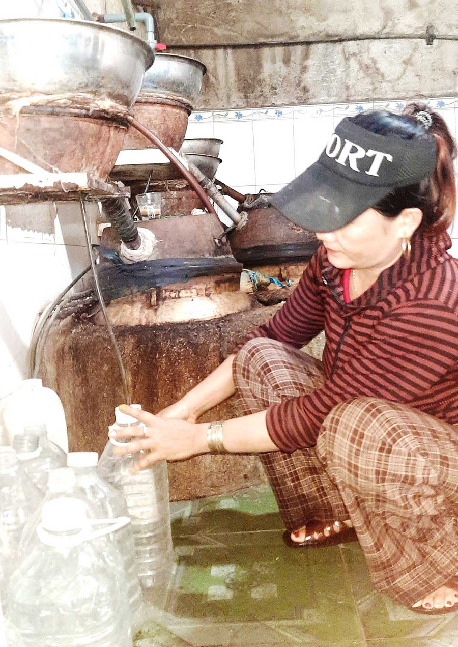 Chưng cất bằng nồi đồng, nấu bằng củi giúp rượu Bàu Đá trắng trong và có hương thơm đặc trưng. Ảnh: V.L