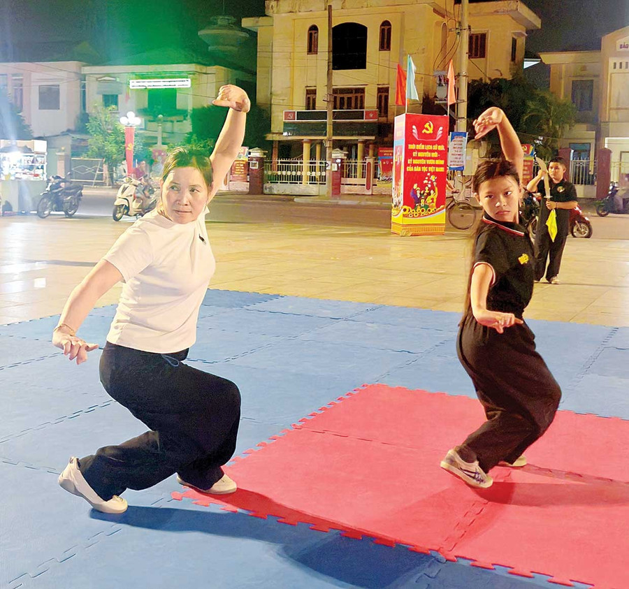 Master Kim Huệ instructs her students at the Tuy Phước Commune Center for Culture, Information, and Sports. Photo: H.Thu Master Kim Huệ instructs her students at the Tuy Phước Commune Center for Culture, Information, and Sports.