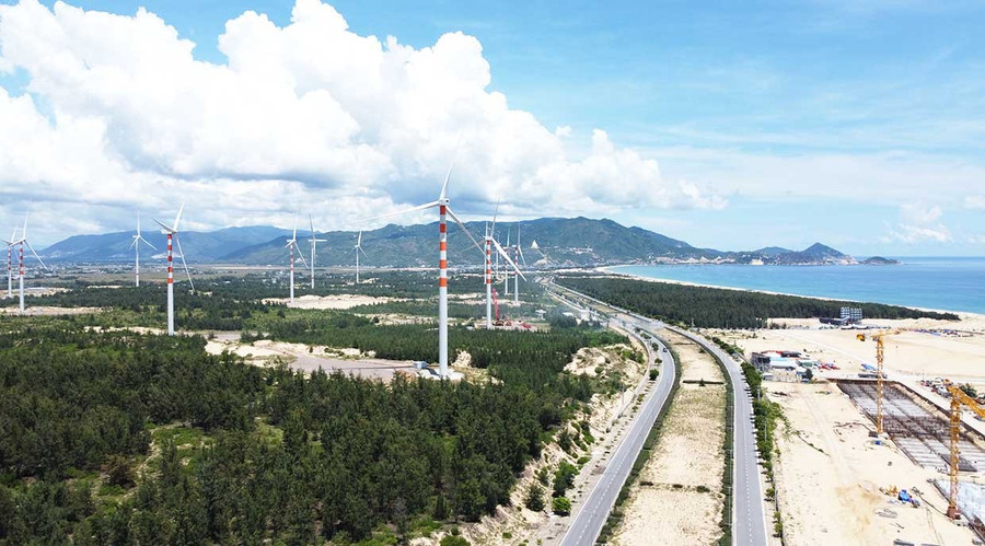 Gia Lai makes renewable energy a pillar of development, moving towards Net Zero. In the photo: Wind power development at Nhơn Hội Economic Zone (Quy Nhơn Đông Ward). Photo: T.Lợi Gia Lai makes renewable energy a pillar of development, moving towards Net Zero.