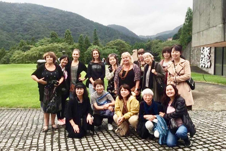 Artist Hồ Thị Xuân Thu (seated, far right) with colleagues at the International Women Artists Exhibition in Japan, 2016. Photo: Provided by the artist Họa sĩ Hồ Thị Xuân Thu (hàng ngồi, bìa phải) chụp ảnh lưu niệm cùng các đồng nghiệp tham gia triển lãm nữ họa sĩ quốc tế tại Nhật Bản năm 2016. Ảnh: NVCC