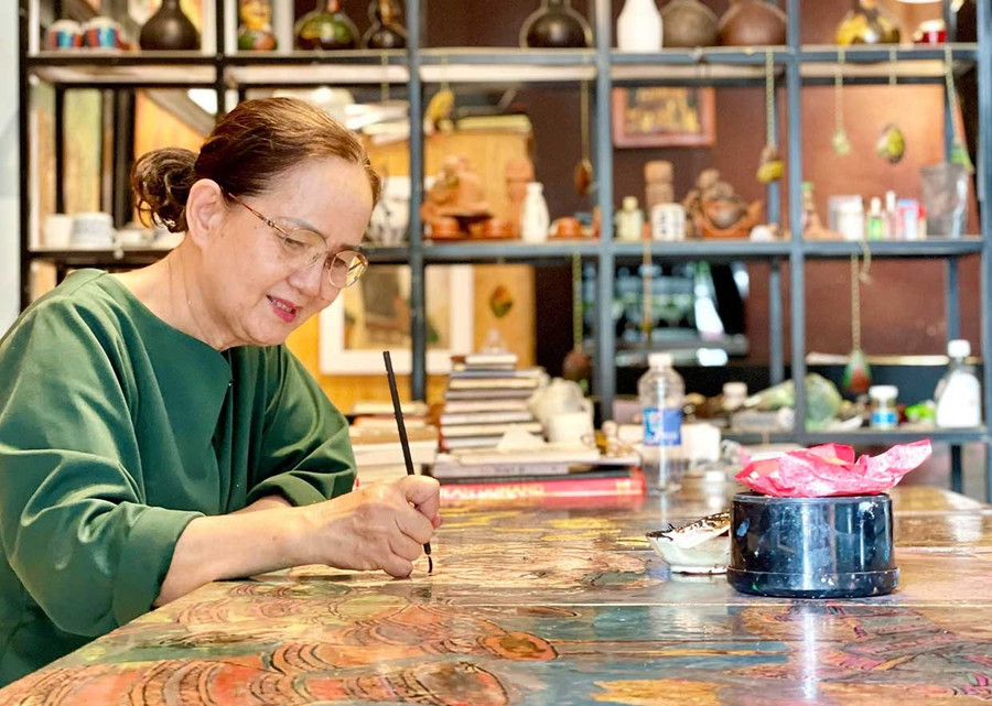 Artist Hồ Thị Xuân Thu has maintained her passion for lacquer painting for decades. Photo: Phương Duyên Nữ họa sĩ Hồ Thị Xuân Thu giữ trọn tình yêu với tranh sơn mài suốt hàng chục năm qua. Ảnh: Phương Duyên