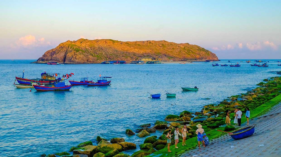 Làng biển Nhơn Hải (phường Quy Nhơn Đông) là điểm đến du lịch cộng đồng thu hút du khách đến trải nghiệm. Ảnh: Đoan Ngọc