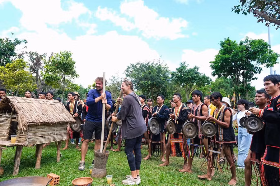 Du khách quốc tế thích thú với lễ hội trình diễn cồng chiêng ở cao nguyên Gia Lai. Ảnh: Minh Châu
