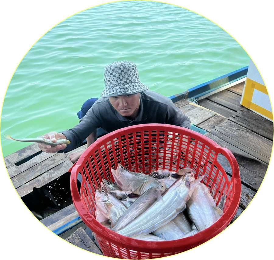 Residents weigh each catch before selling. Photo: Đồng Lai