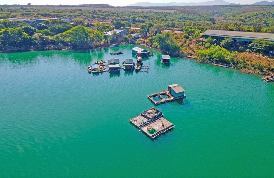 The fishing hamlet was formed from small floating houses on the Sê San hydropower reservoir. Photo: Đồng Lai