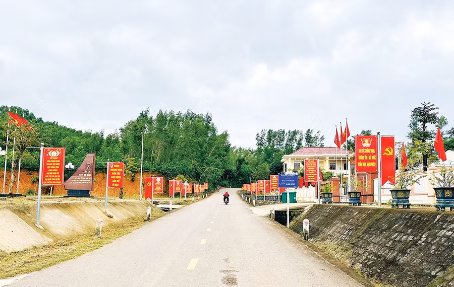 A model road in Nang An village (Van Duc Commune). Photo: D.D