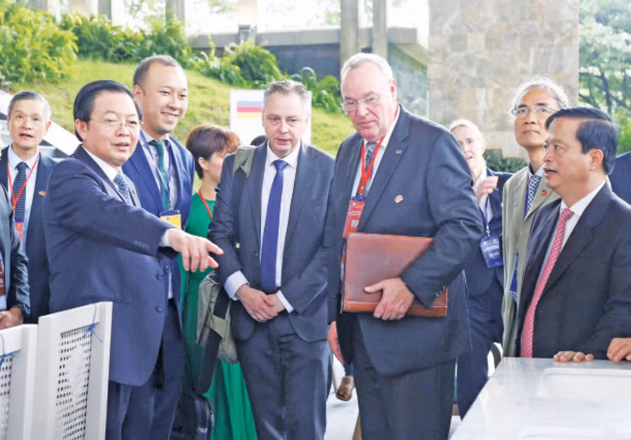 Foreign investors exploring the investment environment in Gia Lai. Photo: Tiến Sỹ