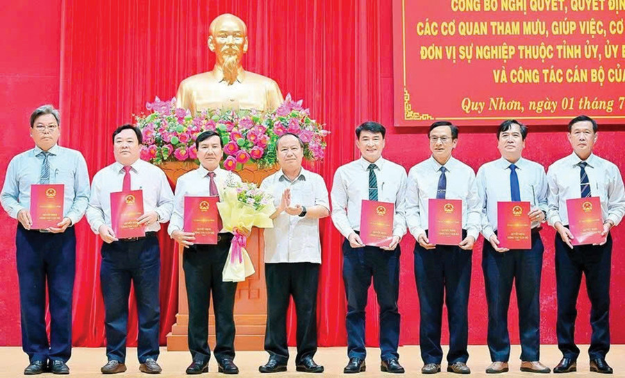 Tháng 7-2025, đồng chí Châu Ngọc Tuấn-Phó Bí thư Tỉnh ủy, Trưởng Đoàn Đại biểu Quốc hội tỉnh trao quyết định điều động, bổ nhiệm lãnh đạo Sở Giáo dục và Đào tạo tỉnh Gia Lai. Ảnh: Đ.T