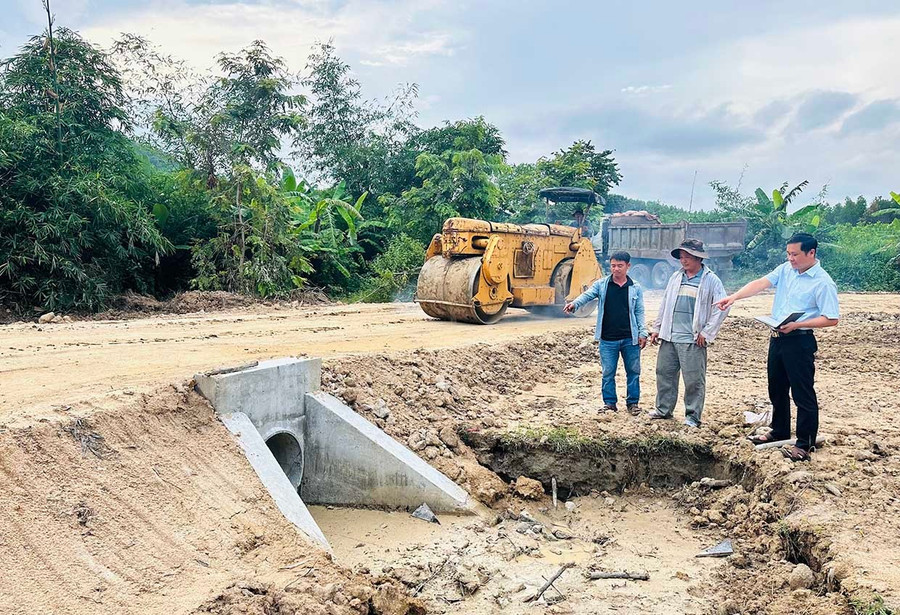In 2025, the Vân Canh Commune People’s Committee will invest in a new road leading to the production area from Canh Thành village to Suối Ke. Photo: D.Đ In 2025, the Vân Canh Commune People’s Committee will invest in a new road leading to the production area from Canh Thành village to Suối Ke. Photo: D.Đ