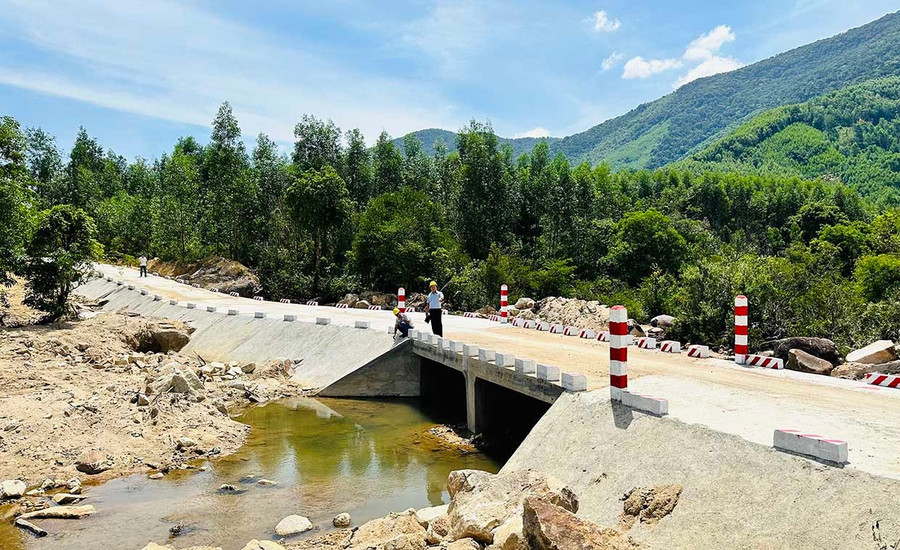 The completed concrete road from Canh Giao village to Hamlet 4 (Xuân Lãnh commune) facilitates convenient trade and effective economic development for local residents. Photo: D.Đ The completed concrete road from Canh Giao village to Hamlet 4 (Xuân Lãnh commune) facilitates convenient trade and effective economic development for local residents. Photo: D.Đ