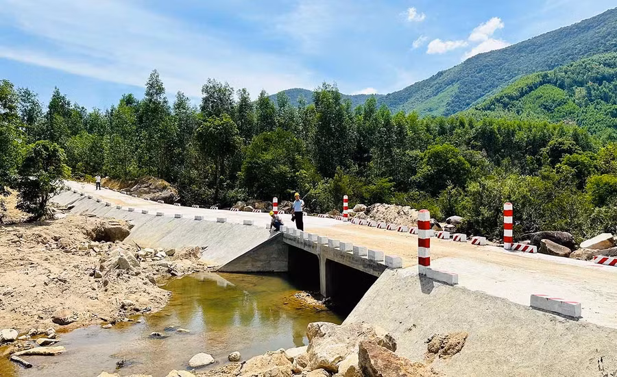 The completed concrete road from Canh Giao village to Hamlet 4 (Xuân Lãnh commune) facilitates convenient trade and effective economic development for local residents. Photo: D.Đ