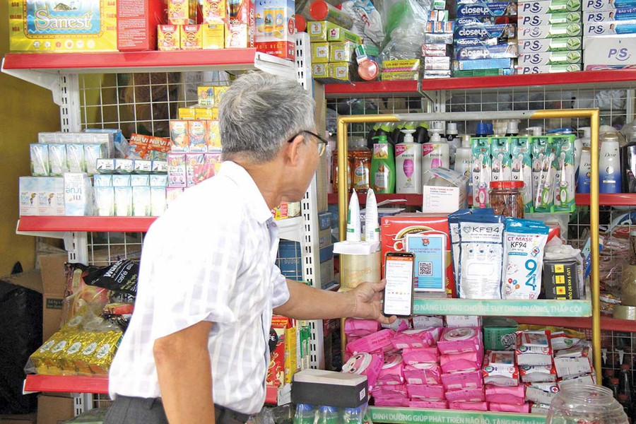 Cashless payment methods are becoming increasingly popular and are actively adopted by residents of Tuy Phước Bắc Commune. Photo: Trọng Lợi Cashless payment methods are becoming increasingly popular and are actively adopted by residents of Tuy Phước Bắc Commune.