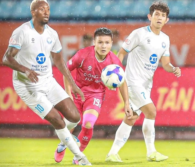 Quang Hải (center) played a major role in CAHN’s win over Nam Định FC quang-hai.jpg