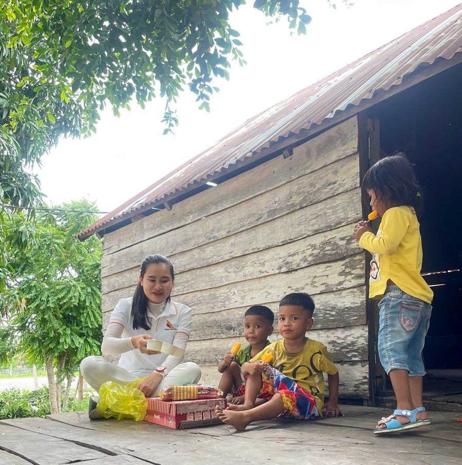 Foster mother Hoàng Như Yến with twin brothers Đinh Thương and Đinh Thái (Plei Trớ village, Chư A Thai commune), whom she has adopted. Photo: Minh Châu nguon-coi-bg10-2.jpg