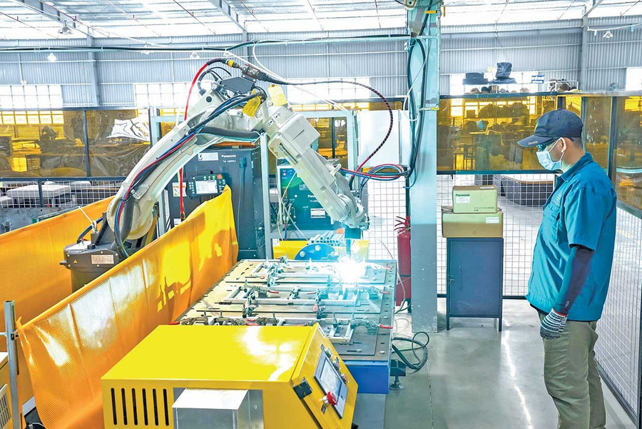 Dây chuyền sản xuất tại Công ty TNHH Thương mại Hoàng Giang (xã Tuy Phước Tây).