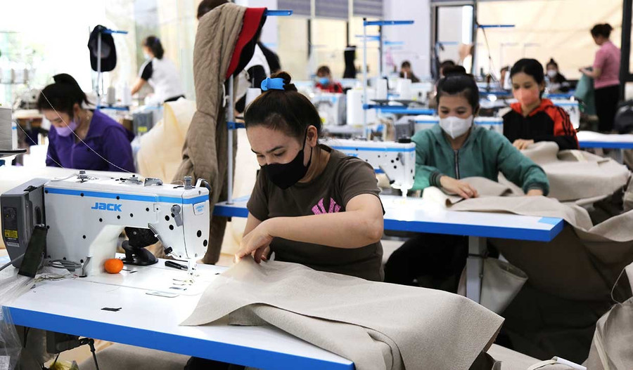 Hoạt động sản xuất hàng may mặc tại Công ty TNHH Thương mại và Dịch vụ Hoàng Trang (Khu công nghiệp Long Mỹ, phường Quy Nhơn Tây).