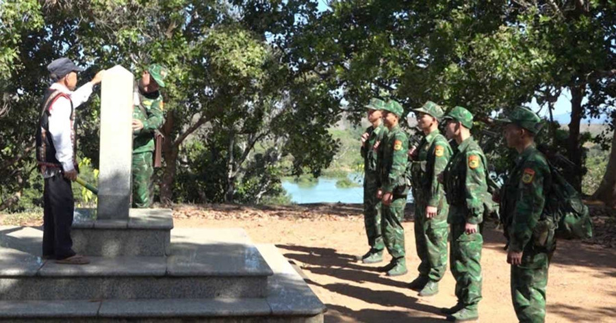Cán bộ Đồn Biên phòng Ia O cùng già làng tuần tra bảo vệ cột mốc biên giới. Ảnh: Công Cường