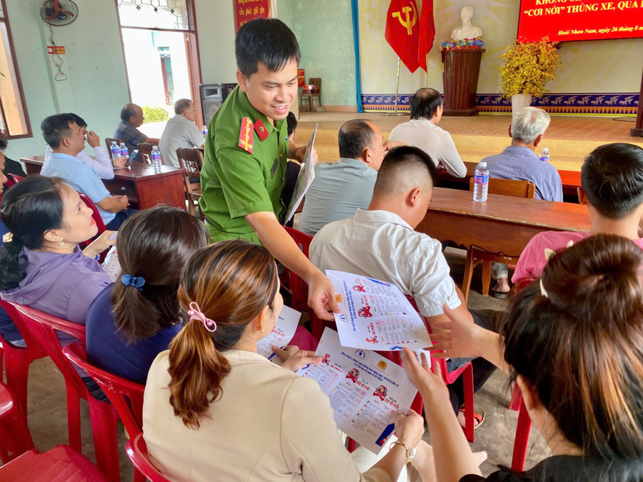 Hoai Nhon Nam Ward Police distribute leaflets to raise awareness and disseminate regulations on the Road Traffic Order and Safety Law. Photo: N.L z6945691871954-d9986434c4dd999f7cbc9cf8e6ea8b06.jpg
