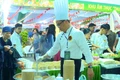 Chef Trần Bửu Thưởng, Head Chef at Muong Thanh Quy Nhon Hotel, prepares Quy Nhon fish cake noodle soup for guests. Photo: Phi Long