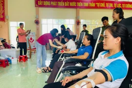 A large number of officials, civil servants, and residents from the three communes of Ia Pa, Pờ Tó, and Ia Tul participated in the blood donation drive. 