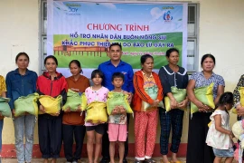 The Ia Dreh Commune delegation, in collaboration with philanthropists, distributed 2 tons of rice to support local residents affected by floods in the commune. Photo: ĐVCC
