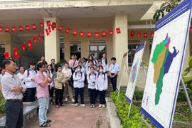 Dr. Luu Hong Son (Pleiku Museum) introduces the Han-Nom heritage of Gia Lai province to delegates and students. Photo: Vu Chi