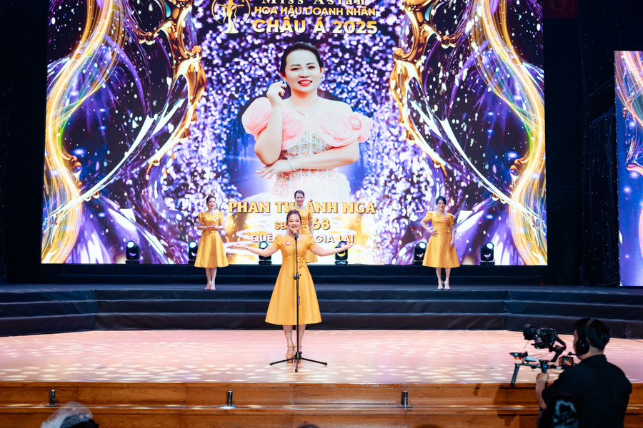 The image of a modern, dynamic woman in the “Sounds of the Sea” collection by designer Than Hoang Bich Thuy. Photo: Provided by Organizers hinh-4.jpg