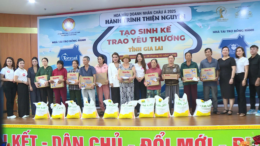 Contestants present gifts to disadvantaged residents in Quy Nhon Dong Ward. Photo: Vo Huong hinh-7.jpg