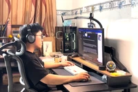 Bùi Phương Vy, an 8th-grade student at Le Hong Phong Secondary School, eagerly reads a book at the Nhim Xanh Library.