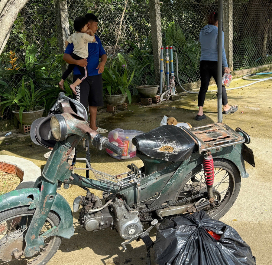 The motorbike used by the husband to take his wife and child from Gia Lai to Ho Chi Minh City. Photo: Provided by source 1-85.jpg