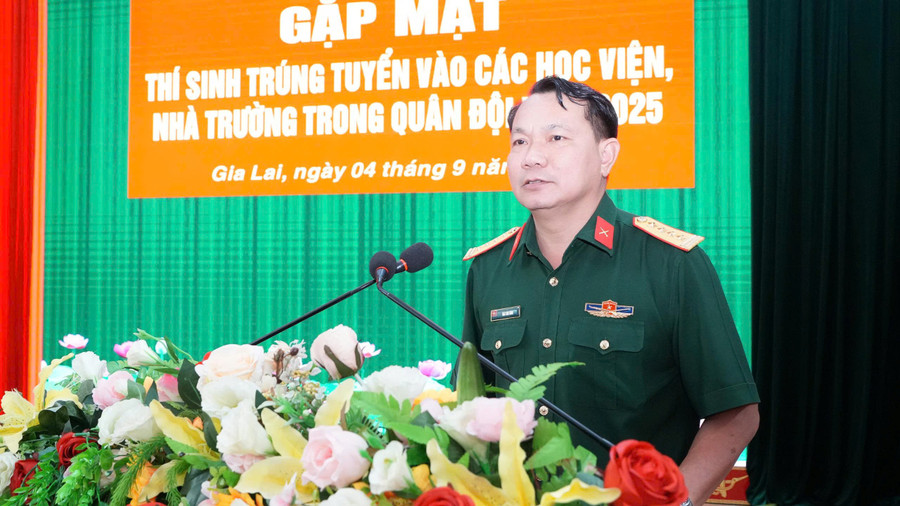 Colonel Mai Kim Bình, Political Commissar of the provincial Military Command, commends the efforts and discipline of the new cadets. Photo: Man Đức Dũng 1-3674.jpg