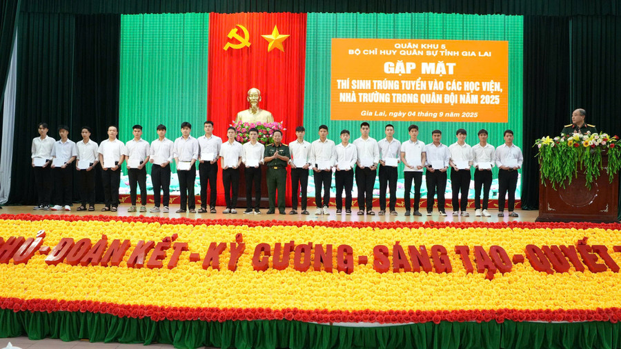 Colonel Mai Kim Bình, Political Commissar of the provincial Military Command, presents gifts to the new cadets. Photo: Man Đức Dũng 2-6096.jpg