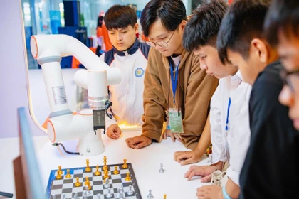 The ChessRobot system, invented by students at FPT University Quy Nhon, is capable of playing chess at various levels thanks to its integration of artificial intelligence (AI).