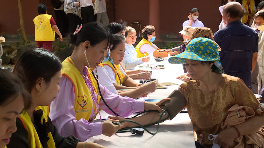 Medical staff examine and check blood pressure for local residents. Photo: Nguyễn Hằng 1309-khambenh-cat-tien-5.jpg