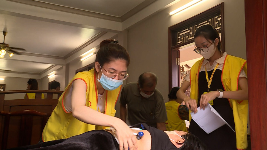 Through paraclinical examinations, residents receive early diagnosis and detection of diseases. Photo: Nguyễn Hằng 1309-khambenh-cat-tien-2.jpg