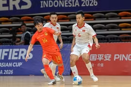 The Vietnamese futsal team (in white) easily crushed China in the qualifiers for the AFC Futsal Cup 2026 on Monday evening.