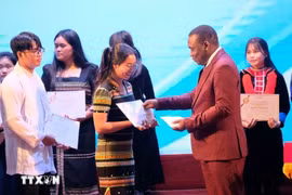 Vallet scholarships awarded to 155 standout students in central Vietnam