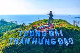 Overview of the procession honoring the sacred spirit of Đức Thánh Trần.