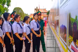 Students view an exhibition of photographs to learn about the history of the Tây Sơn era. Photo: Ngọc Nhuận