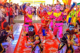 Sword dance to honor the deities at the Vinh Loi Whale Worship Festival. Photo: Ngoc Nhuan