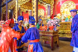The memorial ceremony was conducted according to traditional rituals. Photo: Ngoc Nhuan