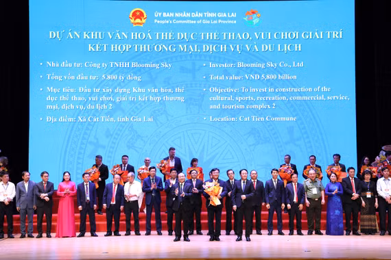 Provincial leaders present investment policy decisions and investment certificates to investors. Photo: Tiến Sỹ