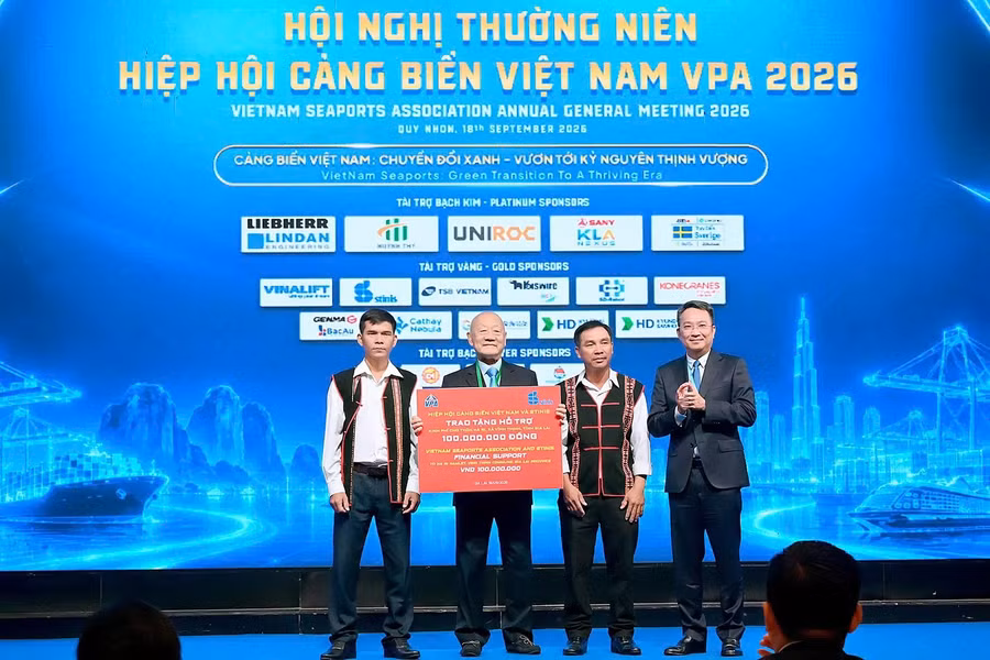 trao-ho-tro-cho-2-thon-duc-thuy.jpg