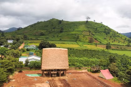 The communal house (nhà rông) of Ia Gri village sits at the foot of the Chư Đang Ya volcano (Bien Ho commune). Photo: Hoàng Ngọc