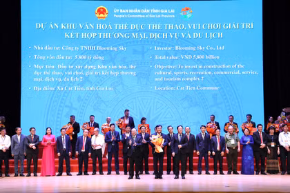 Provincial leaders present investment policy decisions and investment certificates to investors. Photo: Tiến Sỹ