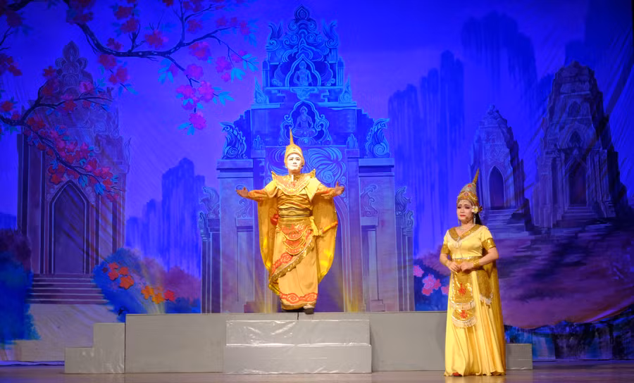 nsut-thuy-dung-bia-phai-trong-vai-cong-chua-huyen-tran-va-nsut-phuong-phu-bia-trai-trong-vai-vua-che-man.jpg