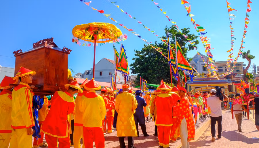 le-hoi-cau-ngu-lang-bien-vinh-loi-dien-ra-trang-nghiem-ruc-ro-sac-mau-1.jpg