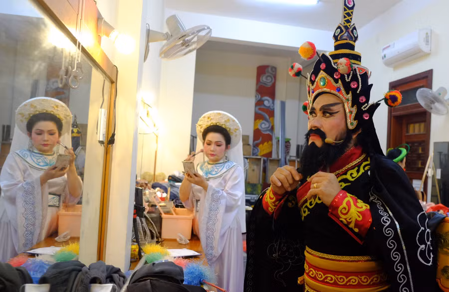 nghe-si-hoa-trang-chuan-bi-dienjpg.jpg